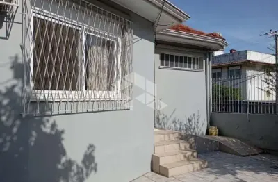 Casa de esquina, bairro medianeira ,  03 dormitórios ,90,00m² área privativa.
