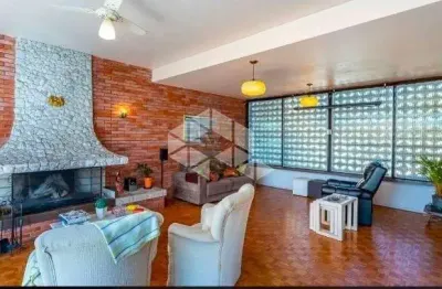 Casa com 4 dormitórios e suites, com vista para o guaiba