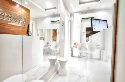 Sala transformada em colsutório médico, semi mobiliada com vaga de gagaragem