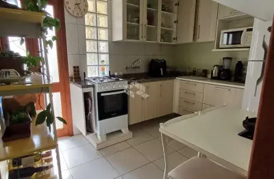 Apartamento de 86,50m2 em teresópolis com 2 dormitórios, dependência de empresada