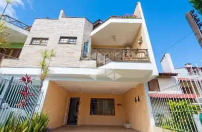 Sobrado semi mobiliado com 3 dormitórios (1 suíte com hidro) - rua tranquila próximo à orla de ipanema