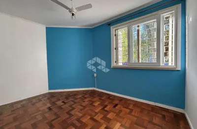 Apartamento térreo de frente com três dormitórios, dois banheiros