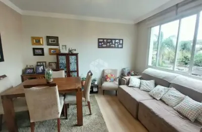 Belo apartamento reformado  com dois dormitórios e vaga de estacionamento coberto.