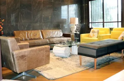 Casa com 3 pavimentos, 330m², piscina e 3 vagas de carros.