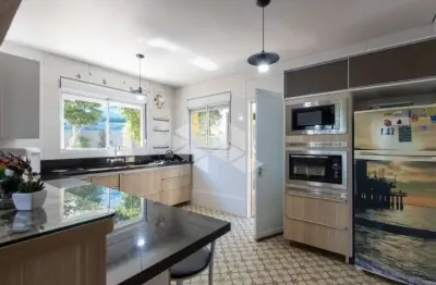 Casa (estilo sobrado) de 148 m² com 3 dorm/quartos bairro medianeira