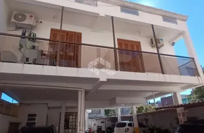 Apartamento estilo sobrado 2 dormitórios com garagem e pátio na azenha
