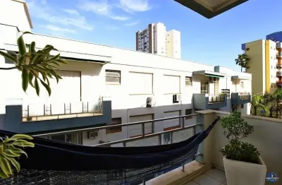 Apartamento com dois dormitórios, sacada e dependencia de empregada