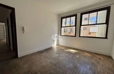 Apartamento térreo com 2 domritórios, no menino deus, com 72,80m² proximo a rotula do papa