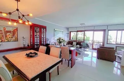 Bela casa com 4 dormitórios e 4 vagas no menino deus