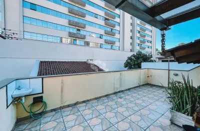 Casa com 3 dormitórios,  1suíte com hidro, gabinete, pátio, terraço , 2 vagas bairro menino deus