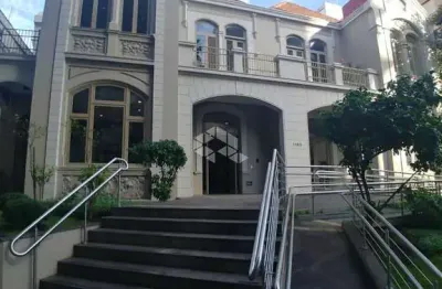 Sala comercial de alto nível, ampla, em andar alto com vista, vaga de garagem rotativa, em local nobre e de fácil acesso.