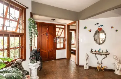 Casa comercial no bairro santana com área total de 217m2 e privada com 180m2, 8 espaços na parte superior e 6 na parte inferior.