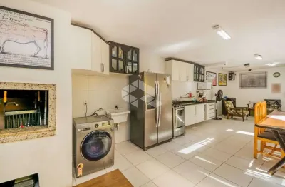 Á venda casa com 360m² no bairro santana em porto alegre, em uma das melhores localizações do bairro.