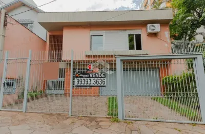 Casa de 3 dormitório no coração do bairro petrópolis.