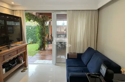 Casa em condomínio, 241m2 privados e garagem para 2 veículos no teresópolis