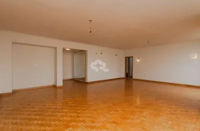 Espaçoso apartamento de 207m2, 4 dormitórios no centro histórico