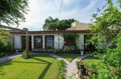 Casa de 316m2, em terreno de 16x36, no piso térreo, living em 2 ambientes com lareira