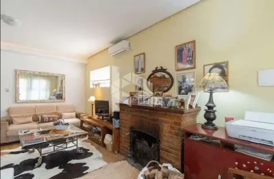 Casa de veraneio, plana, espaçoso living com lareira, 1 dormitório, banheiro social, cozinha.