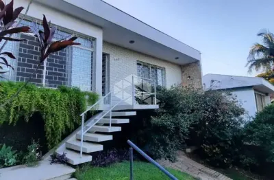 Casa com  piscina, churrasqueira em rua calma e arborizada