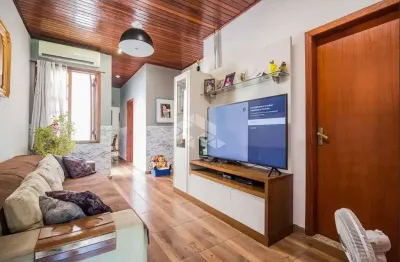 Imóvel aconchegante à venda com 4 quartos, sendo 1 suíte, e 3 banheiros no total.