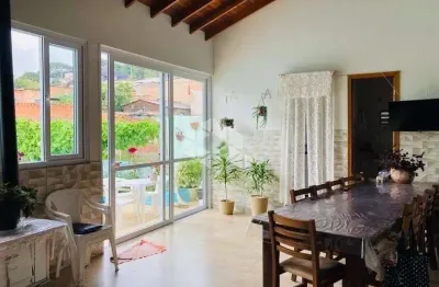 Encantadora casa de 3 dormitórios no bairro partenon