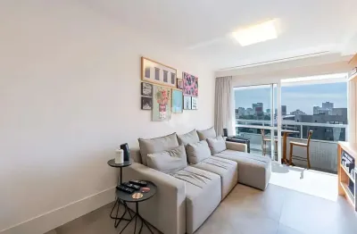 Apartamento 1 dormitório com sacada e 2 vagas de garagem junto ao parcão
