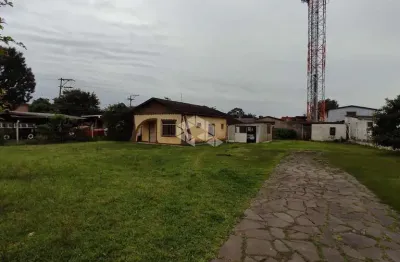 Casa de alvenaria,2 dormitórios,banheiro social,living 2 ambientes,cozinha,garagem fechada .