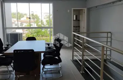 Loja 2 pavimentos, 2 banheiros, cozinha, pátio estacionamento para 4 carros