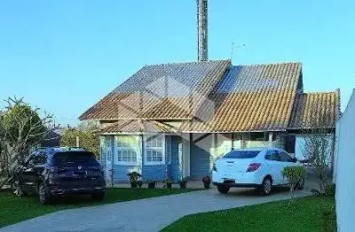 Casa com 128 m2 com 3 dormitórios e com estacionamento para 3 carros