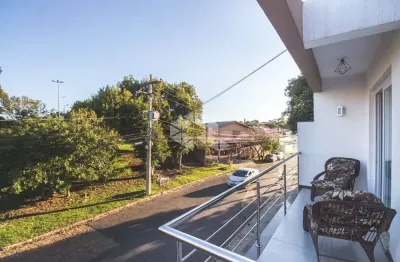 Casa de 3 dormitórios, 3 banheiros e 2 vagas de garagem.