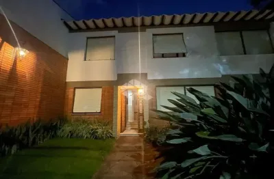 Residência modernista dos anos 70: charme e elegância em cada detalhe.....