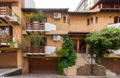 Casa  em condomínio com 291m² privativos, localizada em uma das regiões mais nobres de porto alegre.