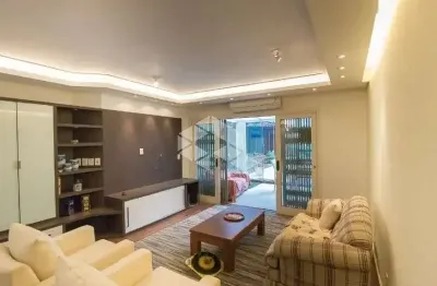 Sobrado reformado, 4 dormitórios 4 banheiros, com piscina, churrasqueira e elevador 278 m² privativos, à venda no bairro rio branco, em porto alegre
