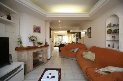 Casa com  4 dormitórios, sendo 1 suíte master com hidro!