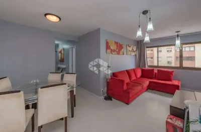 Belo apartamento de 3 dormitórios/quartos frente para as piscinas e área de lazer do condomínio.