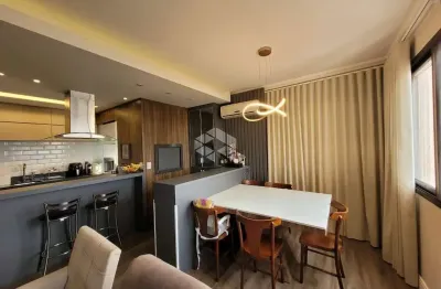 Excelente apartamento 02 dormitórios com 01 suíte todo reformado e 02 vagas de garagem em rua calma no bairro jardim botânico