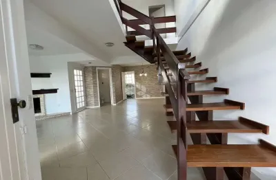 Casa de 3 quartos na zona sul com piscina em frente a praça com vista perene.