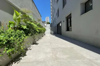 Apartamento com sacada e 03 suítes , todas as garagens equipadas com tomadas individuais para carro