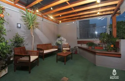 Cobertura com 2 dormitórios, sendo 1 suíte e 2 vagas no bairro petrópolis