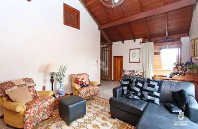 Casa  junto a natureza, 291m2 privativos,  4 dormitórios, suite master, piscina, área verde, trilha