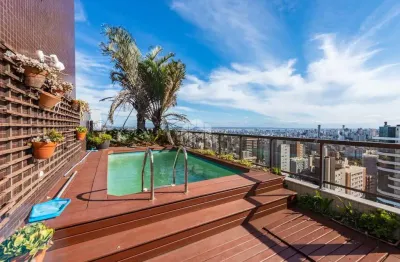 Clássica cobertura, 600m2 privativos, 4 dormitórios sendo 3 suítes, vista infinita!