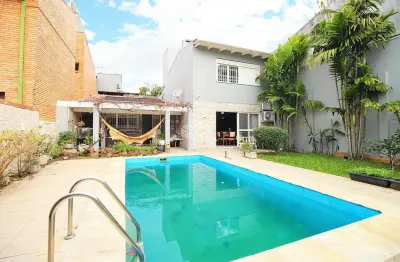 Casa com piscina, 3 dormitórios, sendo 2 suites e 2 vagas no bairro três figueiras