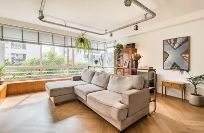 Apartamento no petrópolis com 2 quartos, sendo duas suítes, 2 vagas, churrasqueira, reformado e edifício com infra completa.