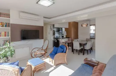 Apartamento com 3 dormitórios, sendo 1 suíte e 2 vagas no bairro petrópolis