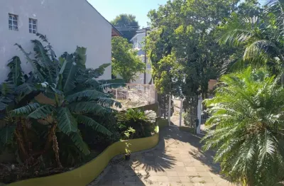 Casa   4 dormitórios, 1 suite, 4 vagas de garagens, patio, piscina.