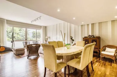 Excelente e amplo apartamento com 195m² privativos, sendo 3 dormitórios, suíte, lavabo, sacada, living 3 ambientes, muito sol, vaga no bairro moinhos
