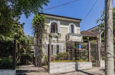 Casa de 370m2 com 4 dormitórios e um pátio espetacular!