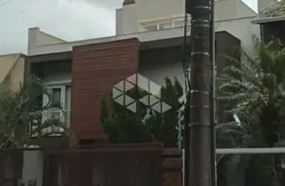 Casa com elevador, 4 suites, 4 vagas garagem coberta, 2 churraqueiras, 2 lareiras, piscinapiscina, patio