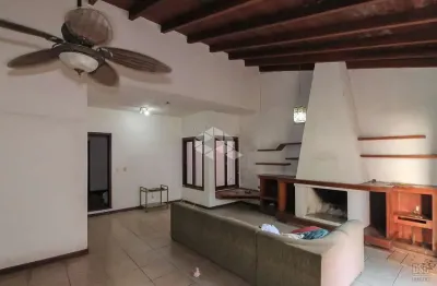 Casa de 3 dormitórios no bairro chacará das pedras.