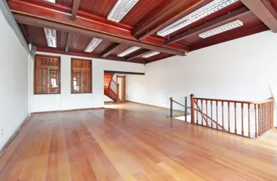 Enorme casa comercial com espaço aberto, infinitas possibilidades de comércio em geral.